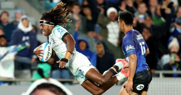 See how Fiji’s electric superstar tears through the Blues with a 55-meter solo attempt.