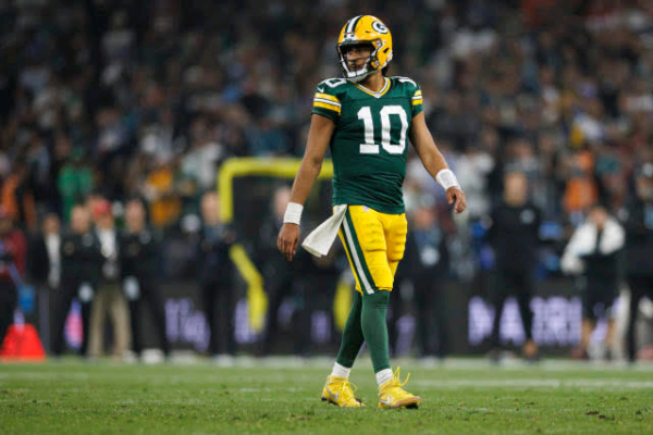 Green Bay Packers’ Jordan Love Suffers Off-Field Injury: Concerns Ahead of Crucial Matchups