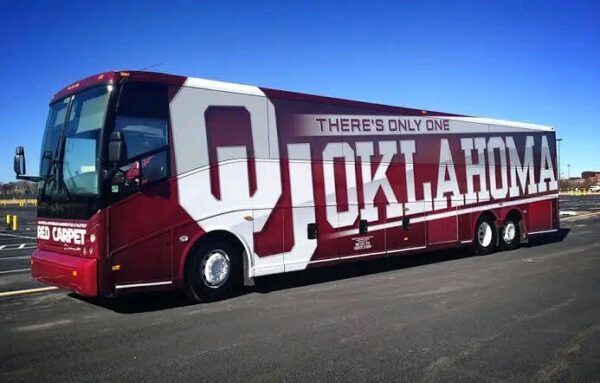 Legend Baker Mayfield Just Delivered a Power Play — Donates Two Jaw-Dropping Luxury Buses to Oklahoma Sooners! “We Built This Legacy — Let’s Ride Like It”