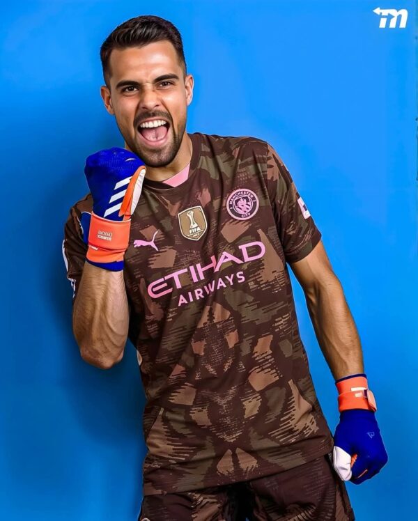 𝐁𝐑𝐄𝐀𝐊𝐈𝐍𝐆 || Manchester City hope to sign goalkeeper Diogo Costa, and the player has already said ‘yes’ to joining the club according to reporter Santi Aouna