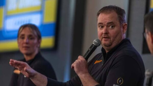Breaking news: Tennessee Vols Head Coach Emphasizes Competition and Performance in Quarterback…
